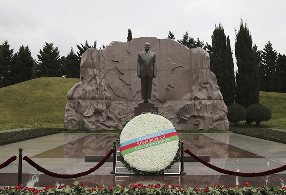 Посещение могилы великого лидера Гейдара Алиева и Шехидляр хиябаны