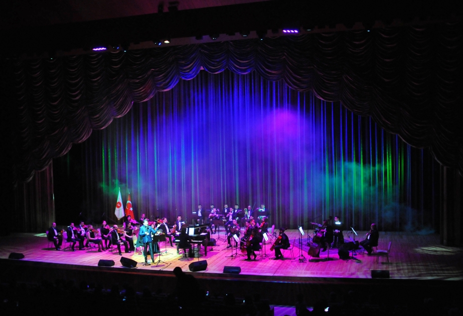 Turkish singer gives concert in Baku