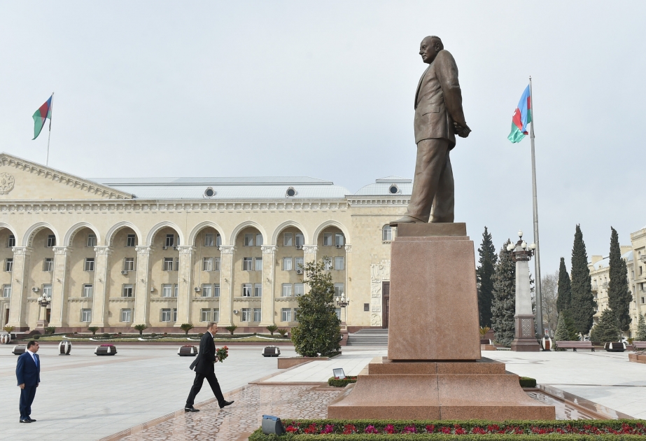 Президент Ильхам Алиев посетил памятник великому лидеру Гейдару Алиеву в Гяндже ВИДЕО