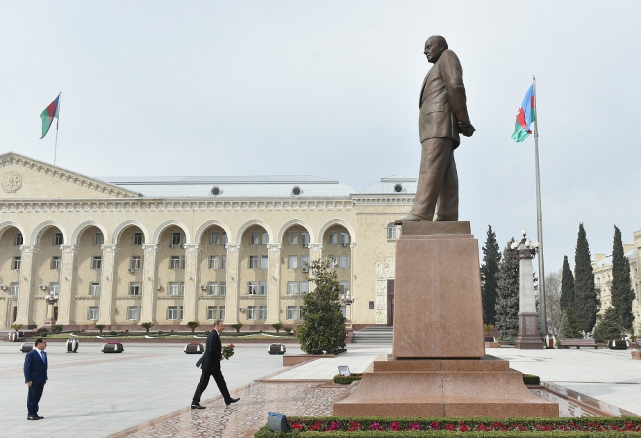 President Ilham Aliyev visited statue of national leader Heydar Aliyev in Ganja VIDEO
