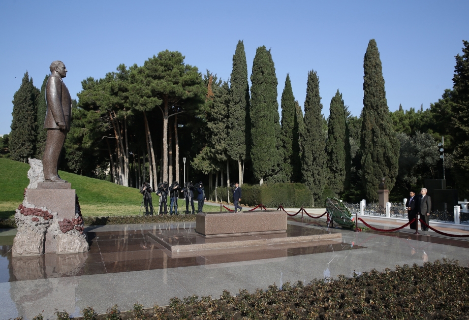 Representatives of Indonesian Parliament visit grave of Heydar Aliyev and Alley of Martyrs