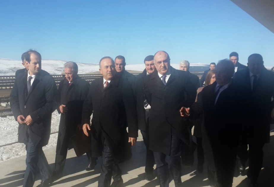 Les ministres des affaires étrangères passent en revue la voie ferrée Bakou-Tbilissi-Kars