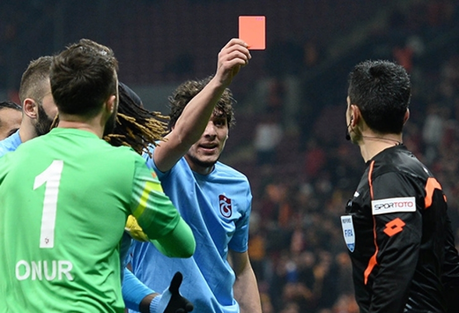 “Qalatasaray” – “Trabzonspor” matçında futbolçu hakimə qırmızı kart göstərib