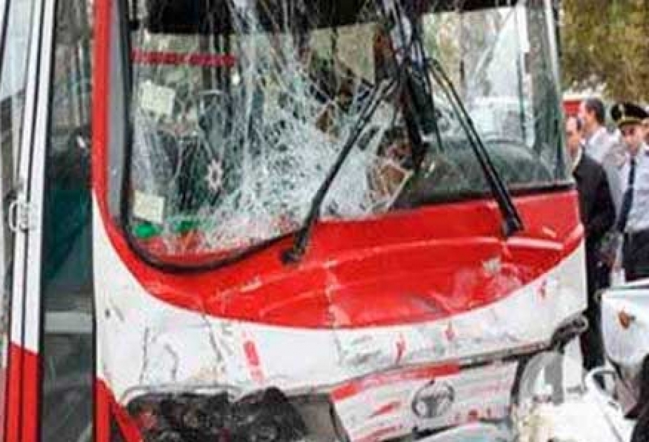 مقتل شخص وإصابة آخرين في تصادم حافلة بسيارة وسط باكو