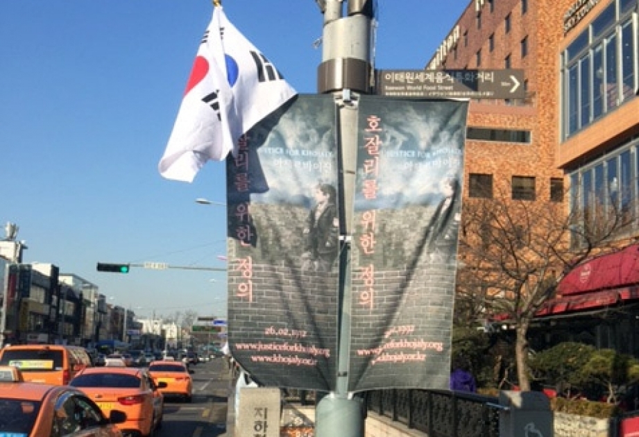 Bewohner und Touristen von Seoul wird über Völkermord von Chodschali informiert