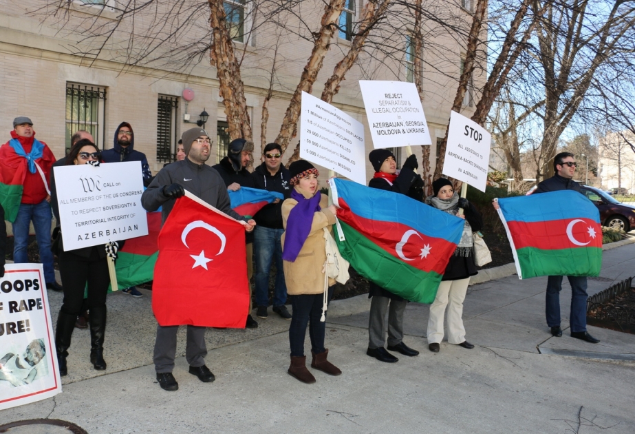 Xocalı soyqırımı ilə bağlı Ermənistanın Vaşinqtondakı səfirliyi qarşısında aksiya təşkil edilib VİDEO