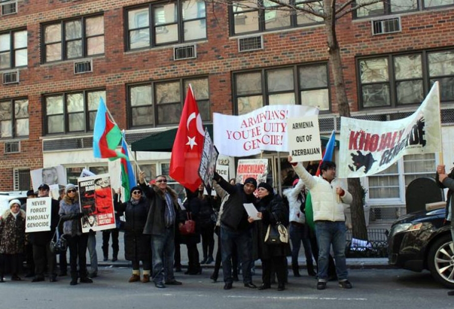 В Нью-Йорке прошла акция протеста перед постоянным представительством Армении