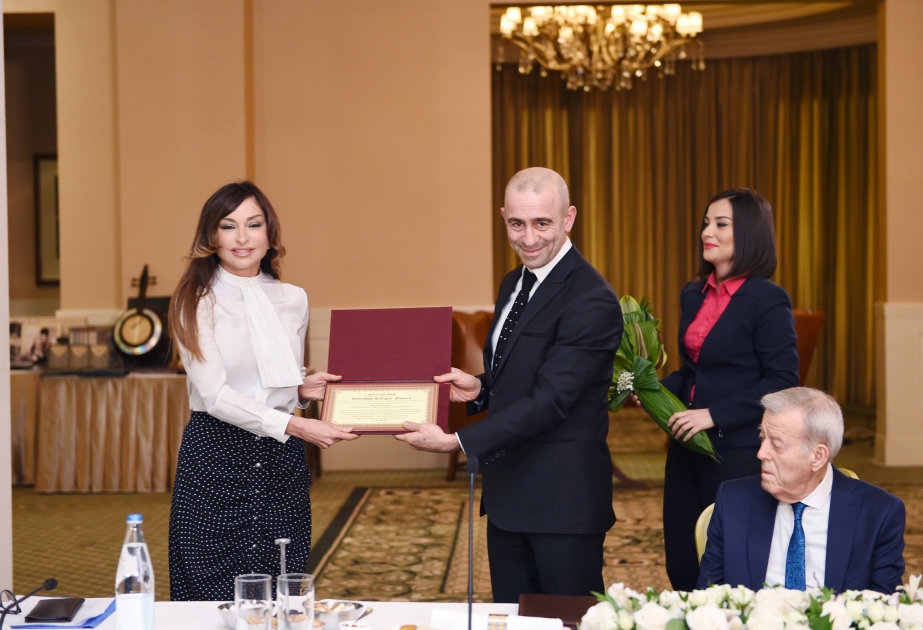 盖达尔•阿利耶夫基金会主席梅赫丽班•阿利耶娃被授予“2015年度人物”奖