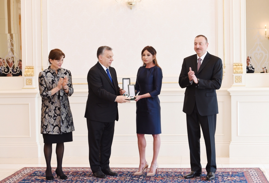 La première dame d’Azerbaïdjan Mehriban Aliyeva décorée d’une haute distinction hongroise VIDEO