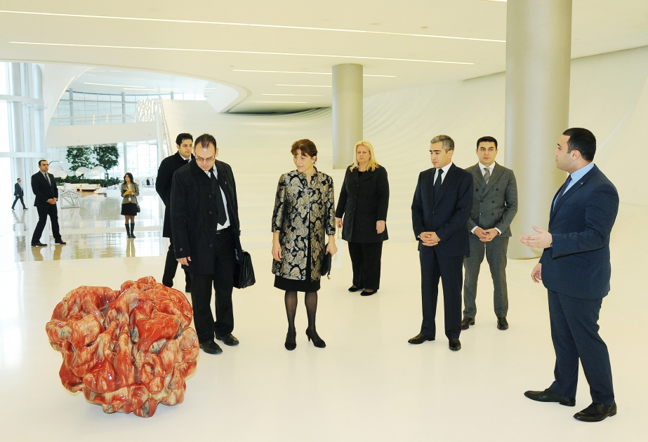 匈牙利总理的夫人参观盖达尔•阿利耶夫中心