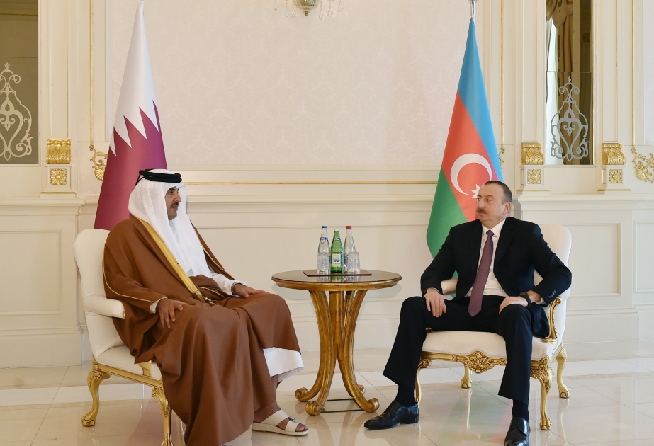 Präsident von Aserbaidschan und Emir des Staates Katar führen ein Gespräch unter vier Augen VIDEO