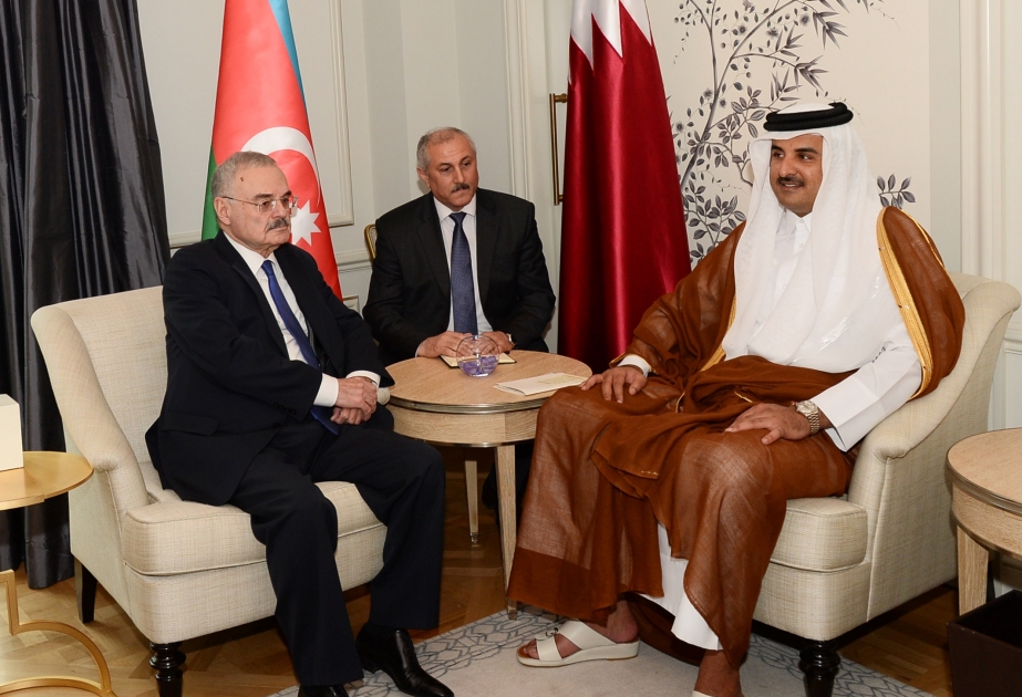 Aserbaidschans Premier trifft mit Emir des Staates Katar zusammen