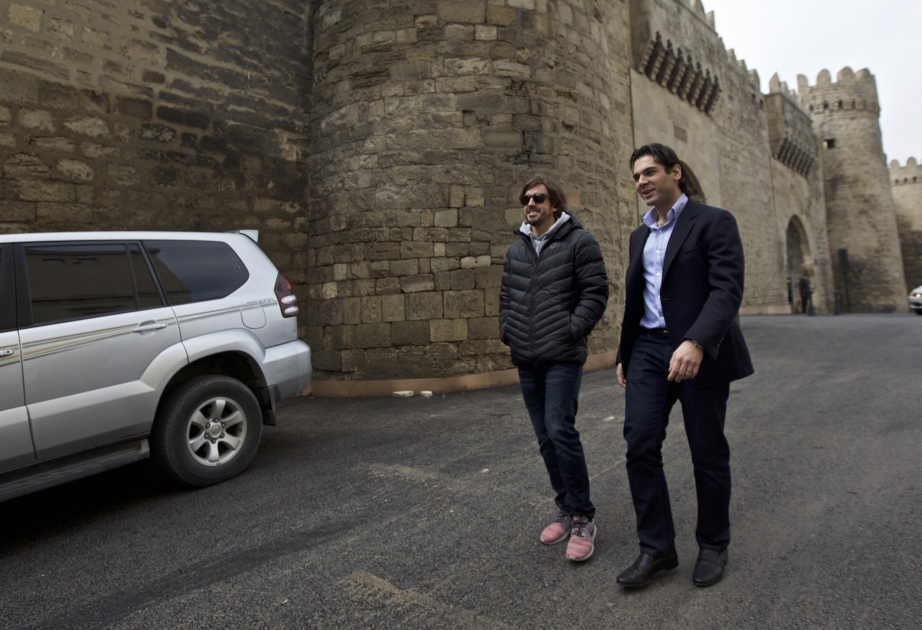 Fernando Alonso schaut sich den Strassenkurs in Baku an