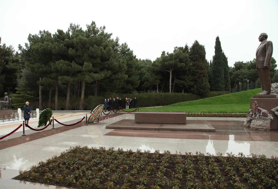 Une délégation suisse rend hommage au leader national Heydar Aliyev
