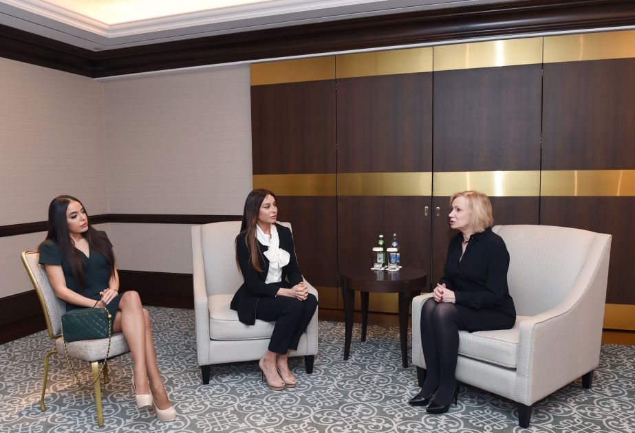 First Lady von Aserbaidschan trifft sich mit der ehemaligen First Lady von Lettland