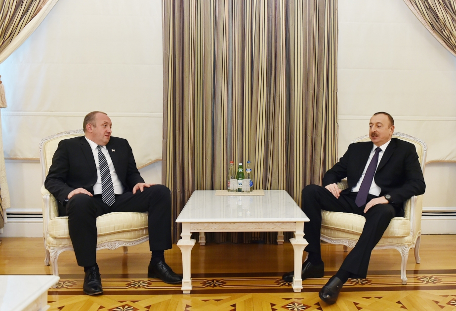 Aserbaidschans Präsident Ilham Aliyev trifft mit seinem georgischen Amtskollegen Giorgi Margwelaschwili zusammen VIDEO