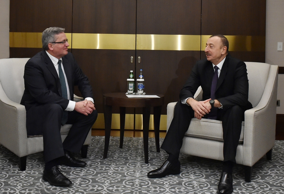 Präsident Ilham Aliyev trifft sich mit dem ehemaligen Präsidenten von Polen Bronislaw Komorowski VIDEO