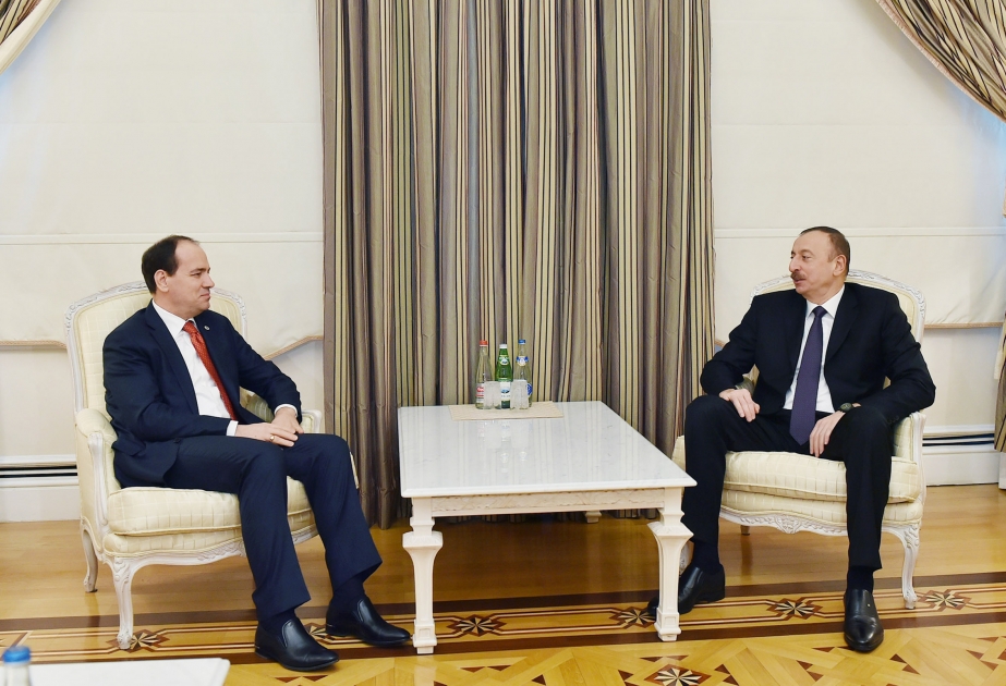 Präsident Ilham Aliyev kommt mit Albaniens Präsident zusammen VIDEO