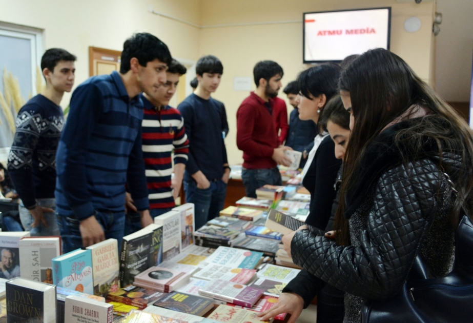 Universitetdə bədii əsərlərin satış-yarmarkası keçirilib