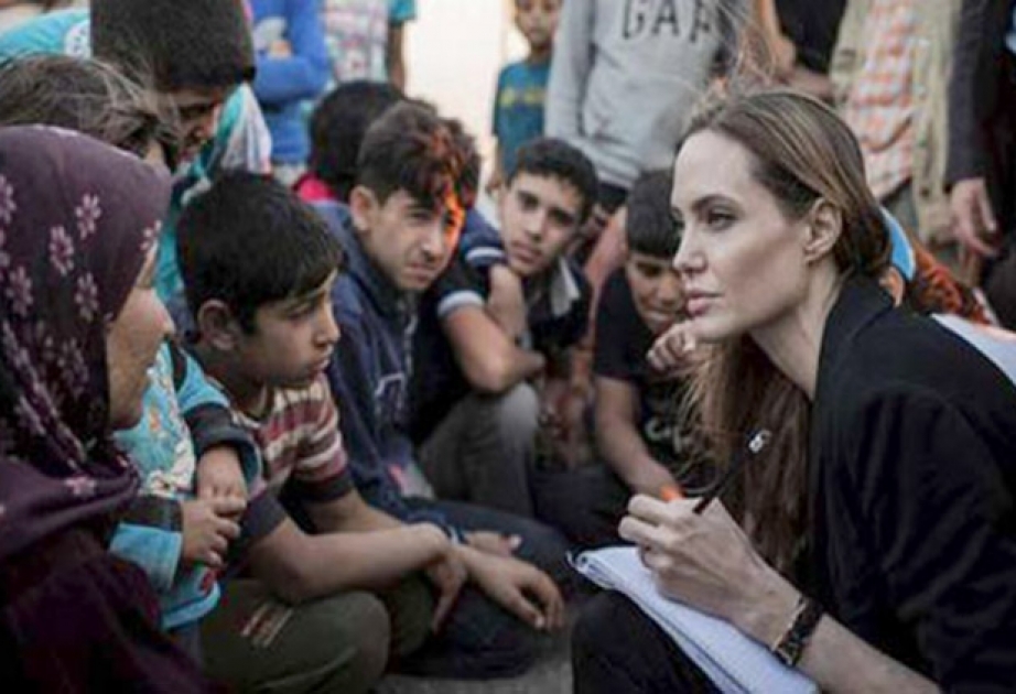 Визит Анджелины Джоли в лагерь беженцев в Греции вызвал большой ажиотаж - ВИДЕО