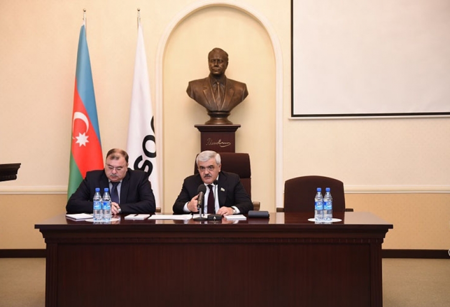 Un monument en hommage aux pétroliers qui ont perdu la vie suite aux accidents de Gunechli et des Pierres pétrolières