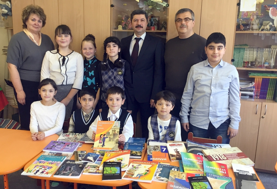 Центру азербайджанской культуры «Оджаг» переданы азербайджанские учебники