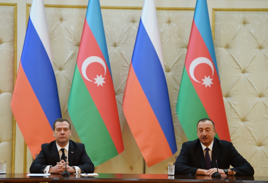 Präsident Ilham Aliyev und russischer Premier geben eine Erklärung für die Presse ab VIDEO