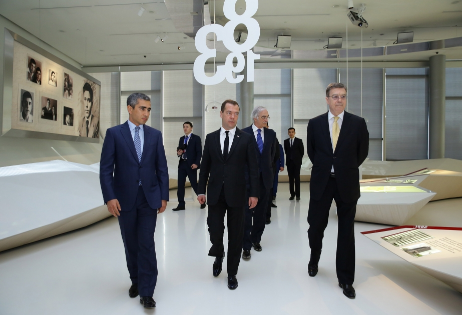 Russischer Premierminister besucht Heydar Aliyev Zentrum