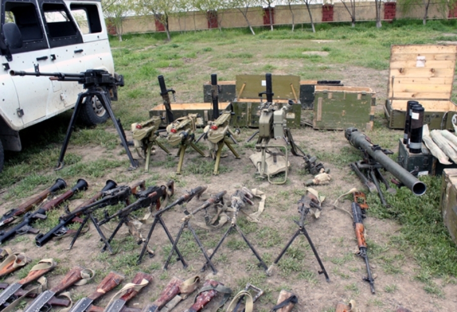Les troupes ennemies fuient en abandonnant leurs armes sur le champ de bataille