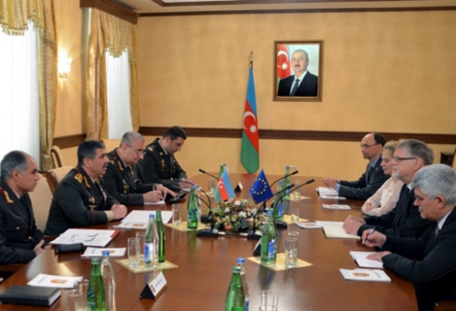 وزير الدفاع لمبعوث الاتحاد الاوروبي: أذربيجان أنزلت ضربة قاسية على أرمينيا المعتدية