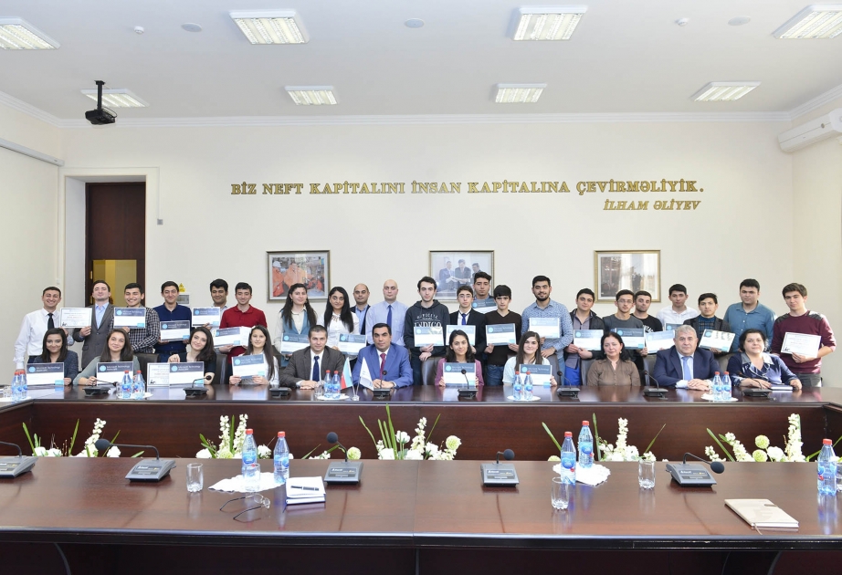 Baku High Oil School students receive Microsoft certificates