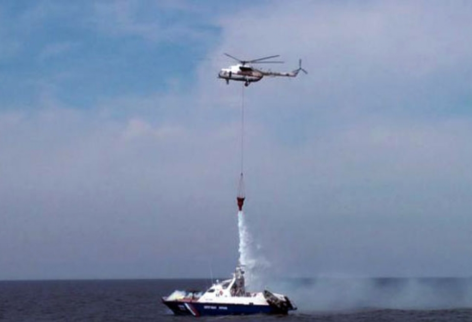 К тушению пожара на российском судне на Каспии привлечены вертолет и судно МЧС