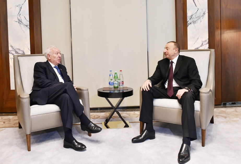 Präsident Ilham Aliyev kommt mit spanischem Außenminister zusammen VIDEO