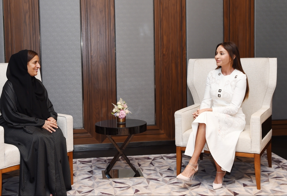 First Lady von Aserbaidschan Mehriban Aliyeva kommt mit VAE-Staatsministerin für Toleranz