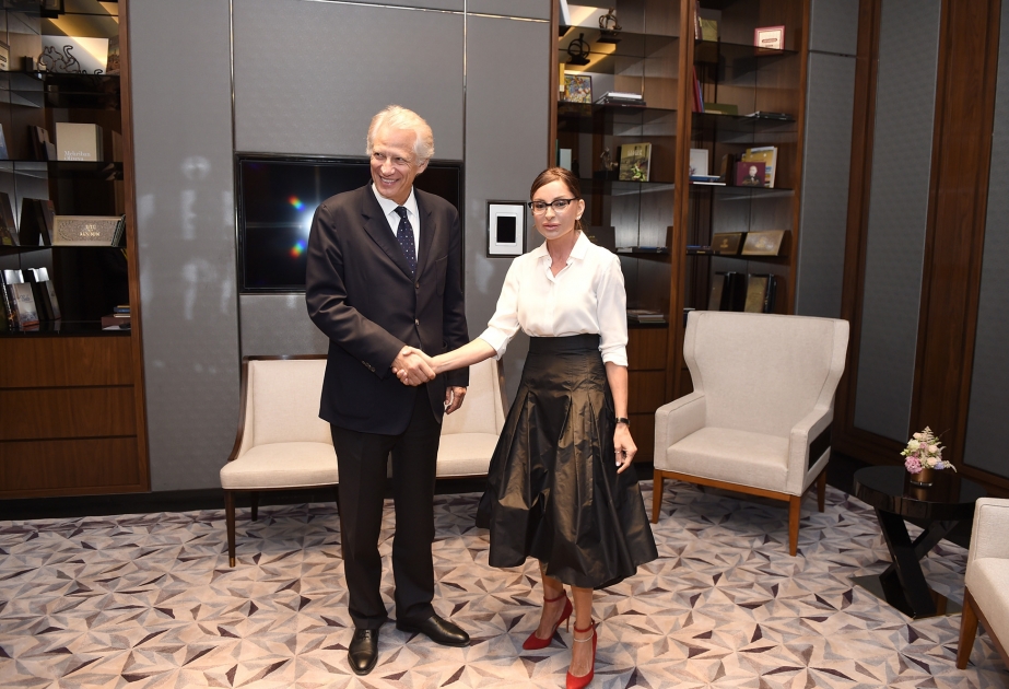 First Lady Mehriban Aliyeva trifft mit Expremierminister Frankreichs zusammen