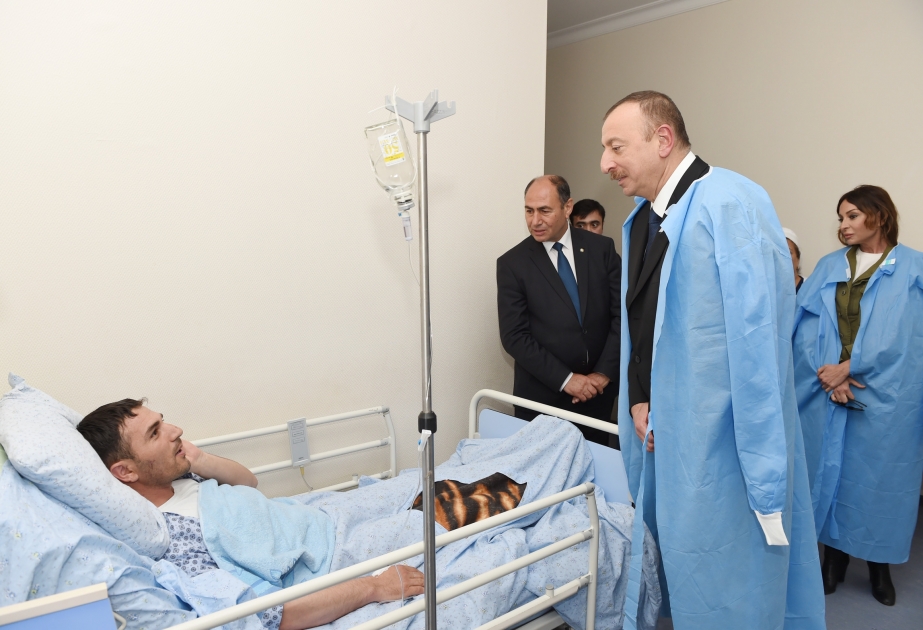 Президент Ильхам Алиев навестил раненых, проходящих лечение в Бардинском лечебно-диагностическом центре