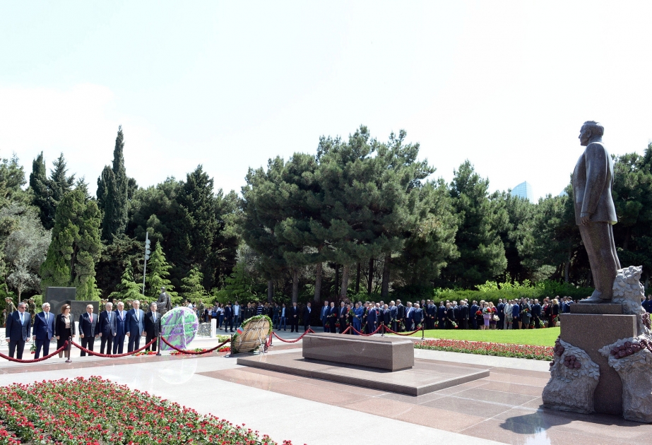 Les participants de la conférence «L’héritage d’Heydar Aliyev et les valeurs multiculturelles» ont visité la tombe du leader national