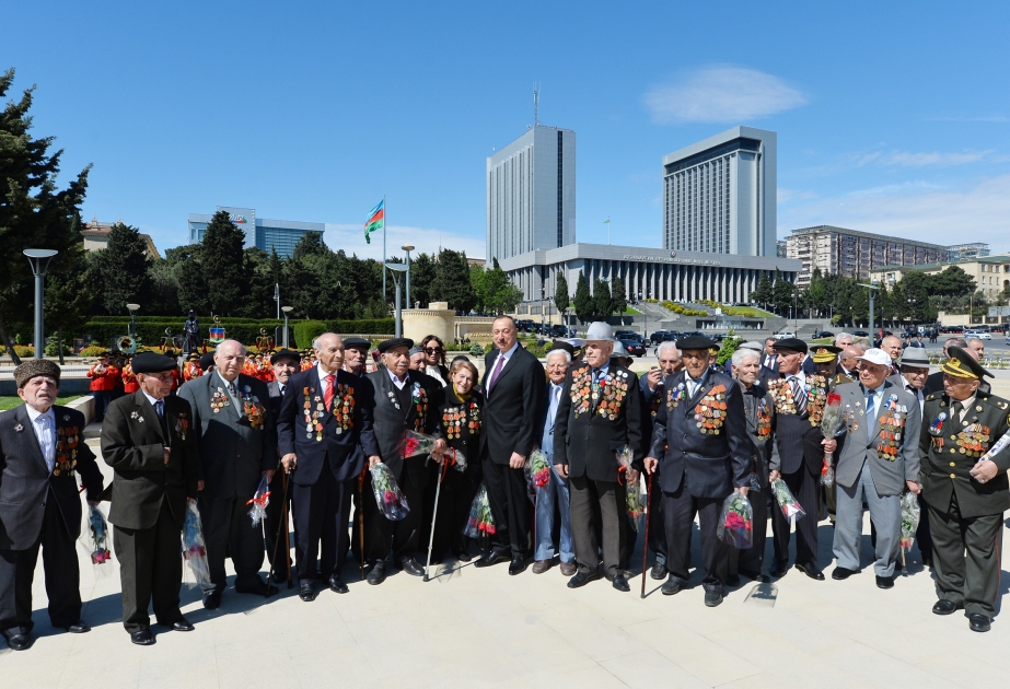 Präsident Ilham Aliyev nimmt in Baku an feierlicher Veranstaltung zum 9. Mai-Tag des Sieges teil VIDEO