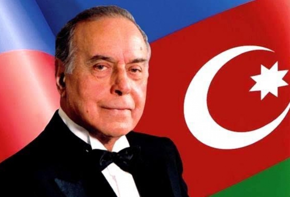Dahi şəxsiyyətin təkrarsız portret cizgiləri