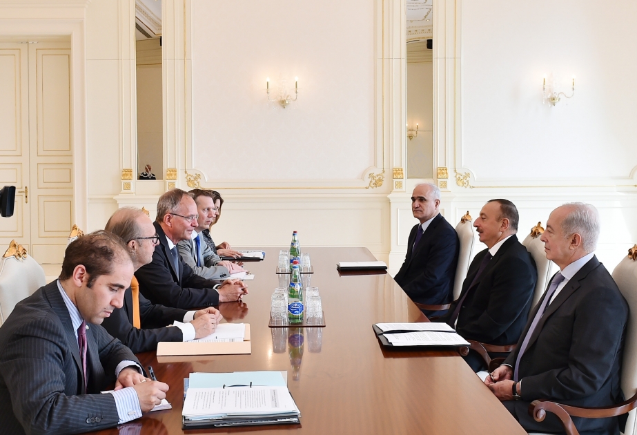 Aserbaidschans Präsident Ilham Aliyev empfängt eine Delegation um niederländischen Wirtschaftsminister VIDEO
