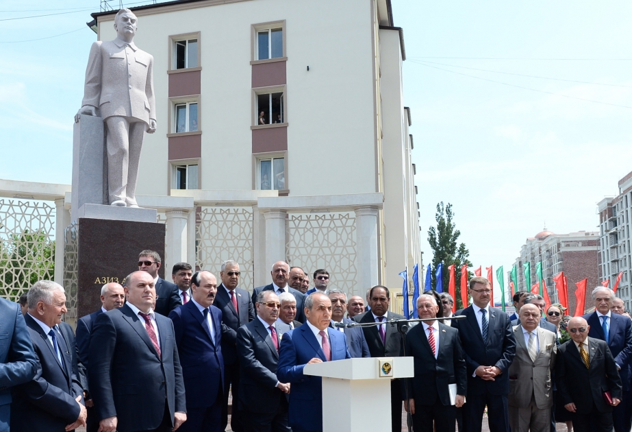 In Machatschkala Denkmal von hervorragendem Staatmann Asis Alijew enthüllt