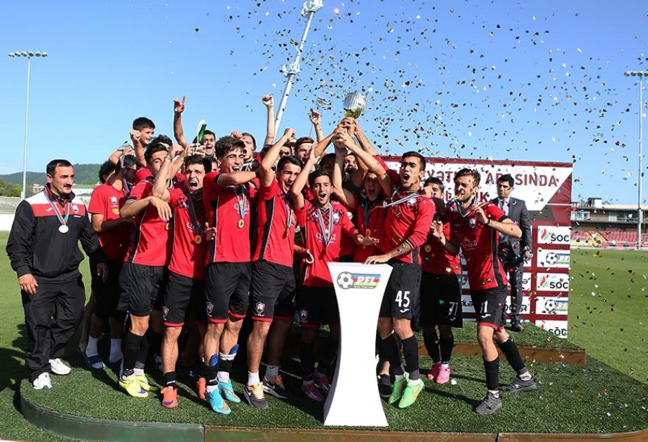 تقديم كأس البطولة لغابالا