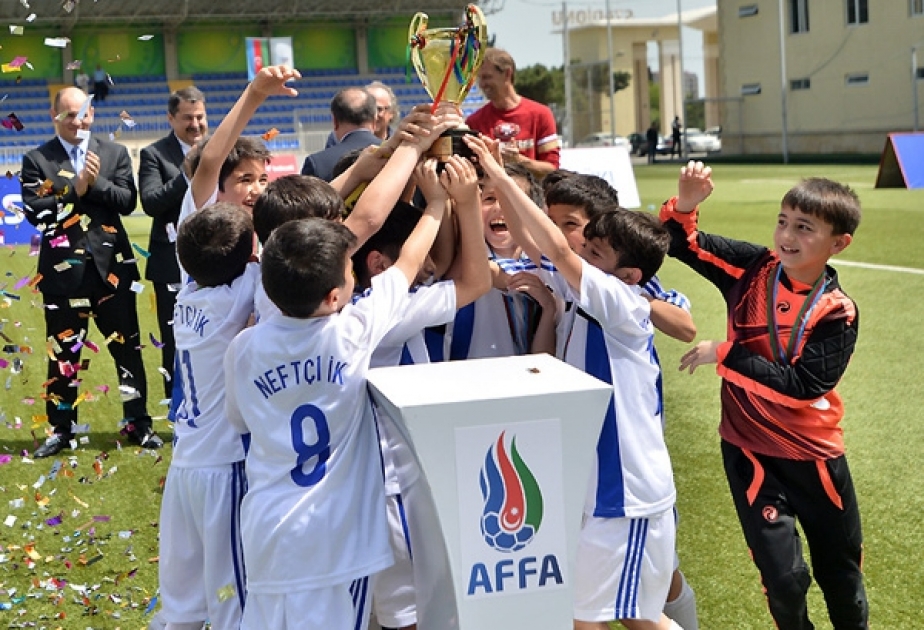 “Neftçi” futbol klubu U-10 Liqasının qalibi olub