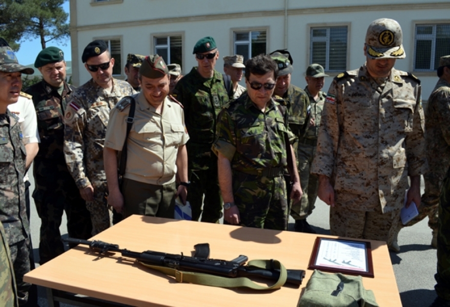 Военные атташе зарубежных стран, аккредитованные в Азербайджане, посетили военную часть наших Вооруженных сил