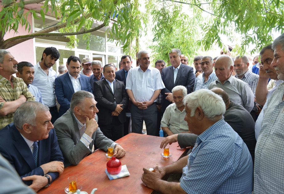 Ali Hassanov rencontre les personnes déplacées dans les régions de Fuzouli et Terter