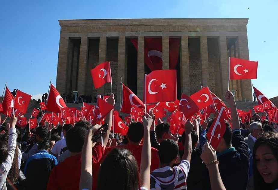В Турции отмечается праздник почтения памяти Ататюрка, молодежи и спорта