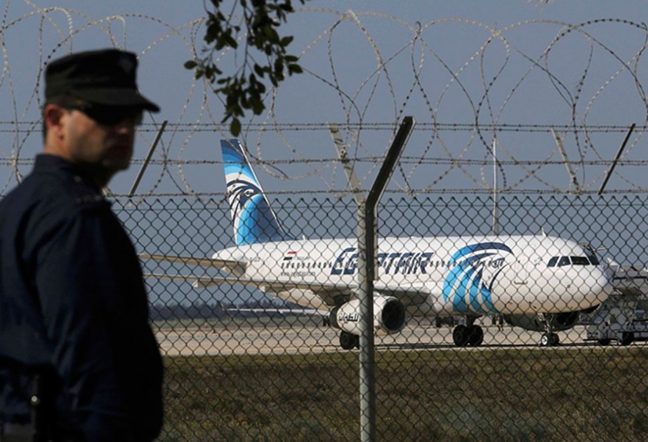 Совет национальной безопасности Египта решил продолжать поиски пропавшего самолета