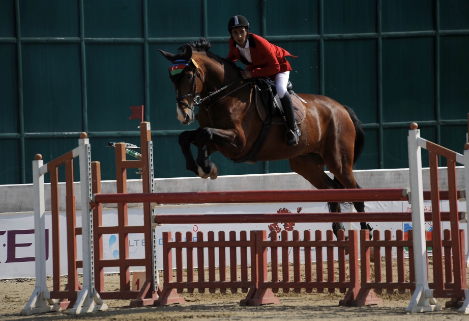 В Баку стартовал международный турнир по конкуру категории CSI2*-W