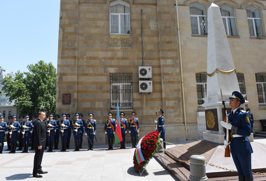 Ilham Aliyev visite le monument érigé à la gloire de la République démocratique d’Azerbaïdjan VIDEO