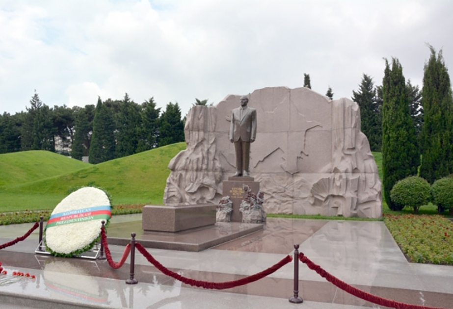 Руководители таможенной службы тюркоязычных государств посетили могилу общенационального лидера Гейдара Алиева